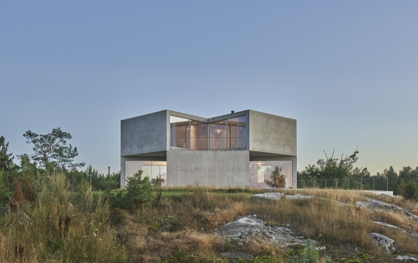 Дом-лабиринт с эстетикой брутализма Дом-лабиринт с эстетикой брутализма