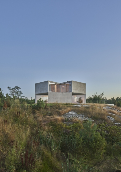 Дом-лабиринт с эстетикой брутализма Дом-лабиринт с эстетикой брутализма