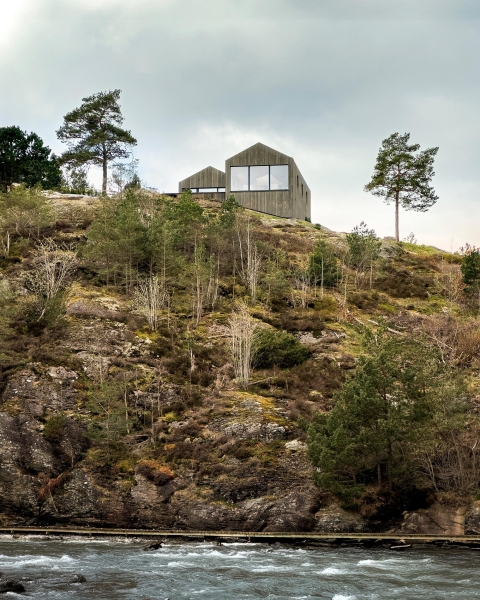 Современная вилла в суровом скандинавском ландшафте Современная вилла в суровом скандинавском ландшафте
