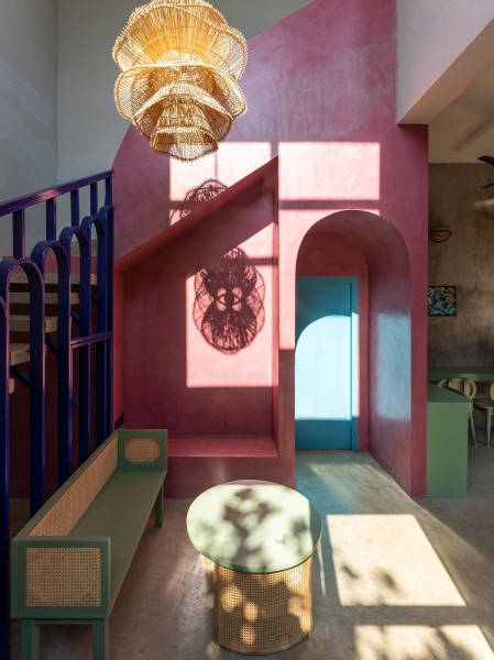 Брутальный гостевой дом с модернистской эстетикой Брутальный гостевой дом с модернистской эстетикой