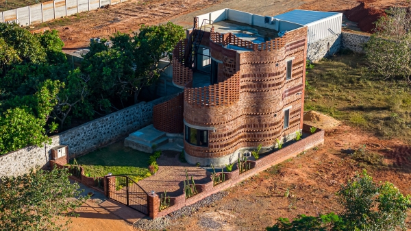 Брутальный гостевой дом с модернистской эстетикой Брутальный гостевой дом с модернистской эстетикой