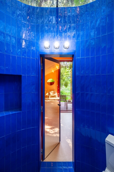 Современная архитектура цветного садового домика Современная архитектура цветного садового домика