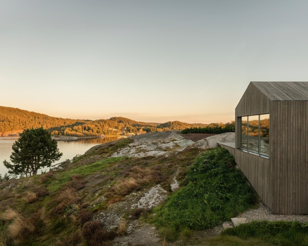 Современная вилла в суровом скандинавском ландшафте Современная вилла в суровом скандинавском ландшафте