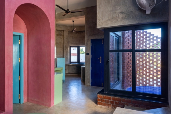 Брутальный гостевой дом с модернистской эстетикой Брутальный гостевой дом с модернистской эстетикой