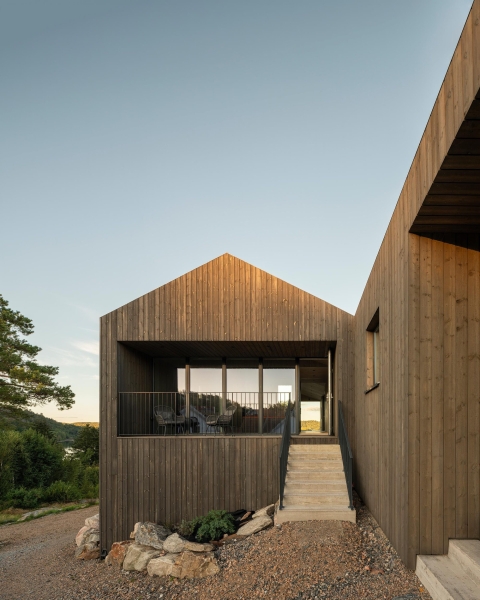 Современная вилла в суровом скандинавском ландшафте Современная вилла в суровом скандинавском ландшафте