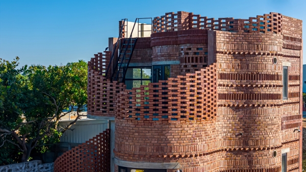 Брутальный гостевой дом с модернистской эстетикой Брутальный гостевой дом с модернистской эстетикой