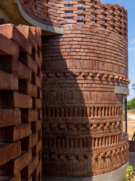 Брутальный гостевой дом с модернистской эстетикой Брутальный гостевой дом с модернистской эстетикой