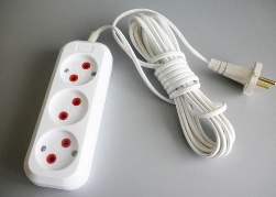 Почему опасно использовать тройники и удлинители в квартире Почему опасно использовать тройники и удлинители в квартире